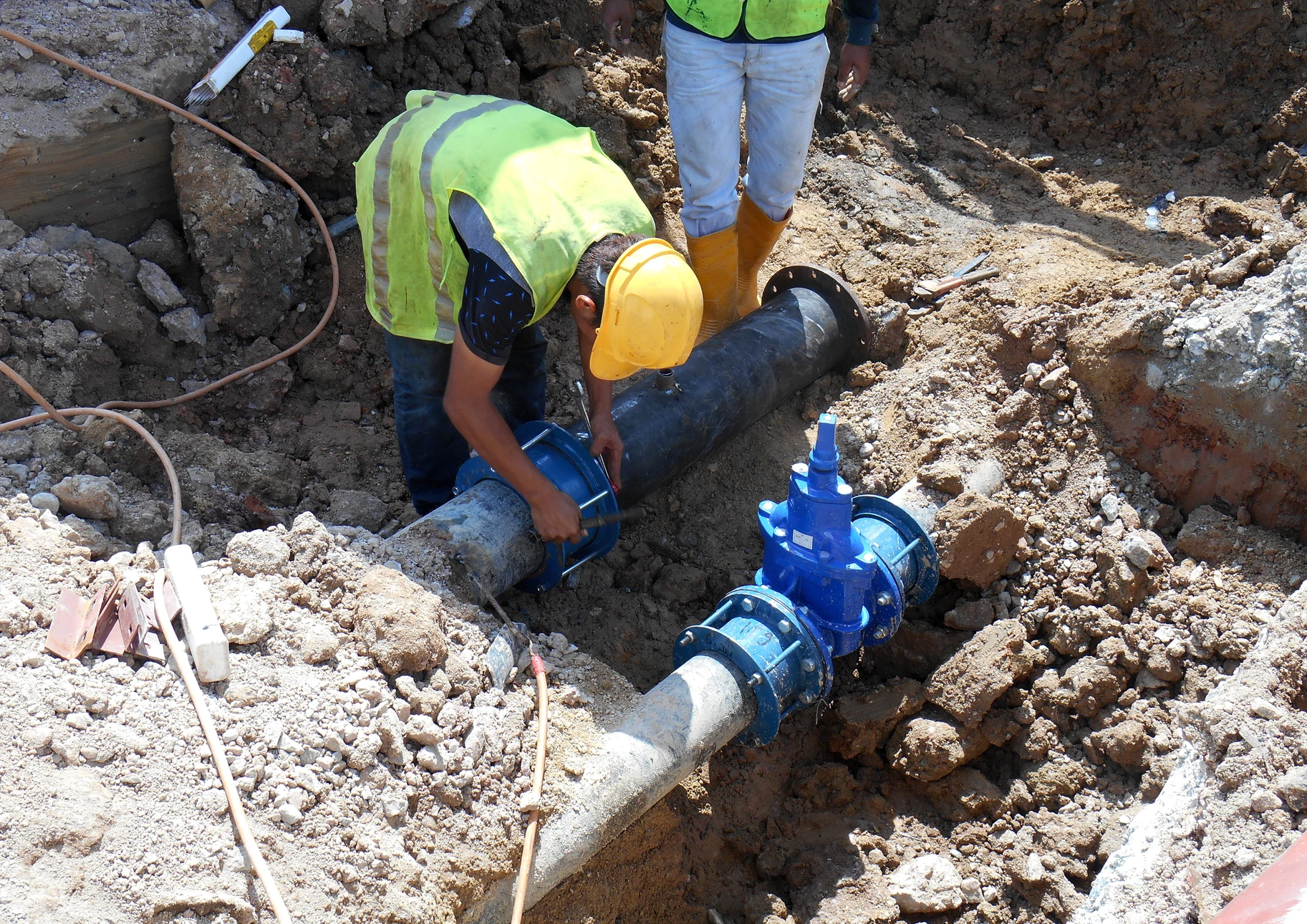 Chantier extérieur d'installation de système d'assainissement dans tranchée excavée